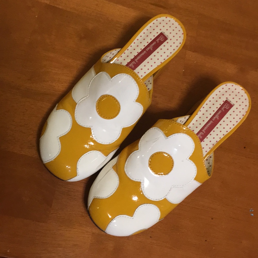 B.A.I.T. sixties mod flower heels from ModCloth